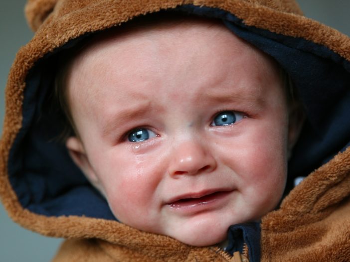 Scuotere un neonato per calmarlo è pericoloso? | Noi Mamme