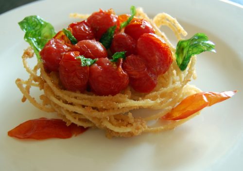 Nido di spaghetti fritti con pomodoro e basilico fritti | Noi Mamme