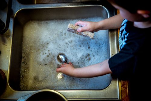 I 13 segreti di chi ha la casa sempre pulita Delegare pulizie