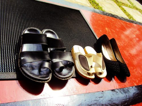 I 13 segreti di chi ha la casa sempre pulita scarpe davanti alla porta