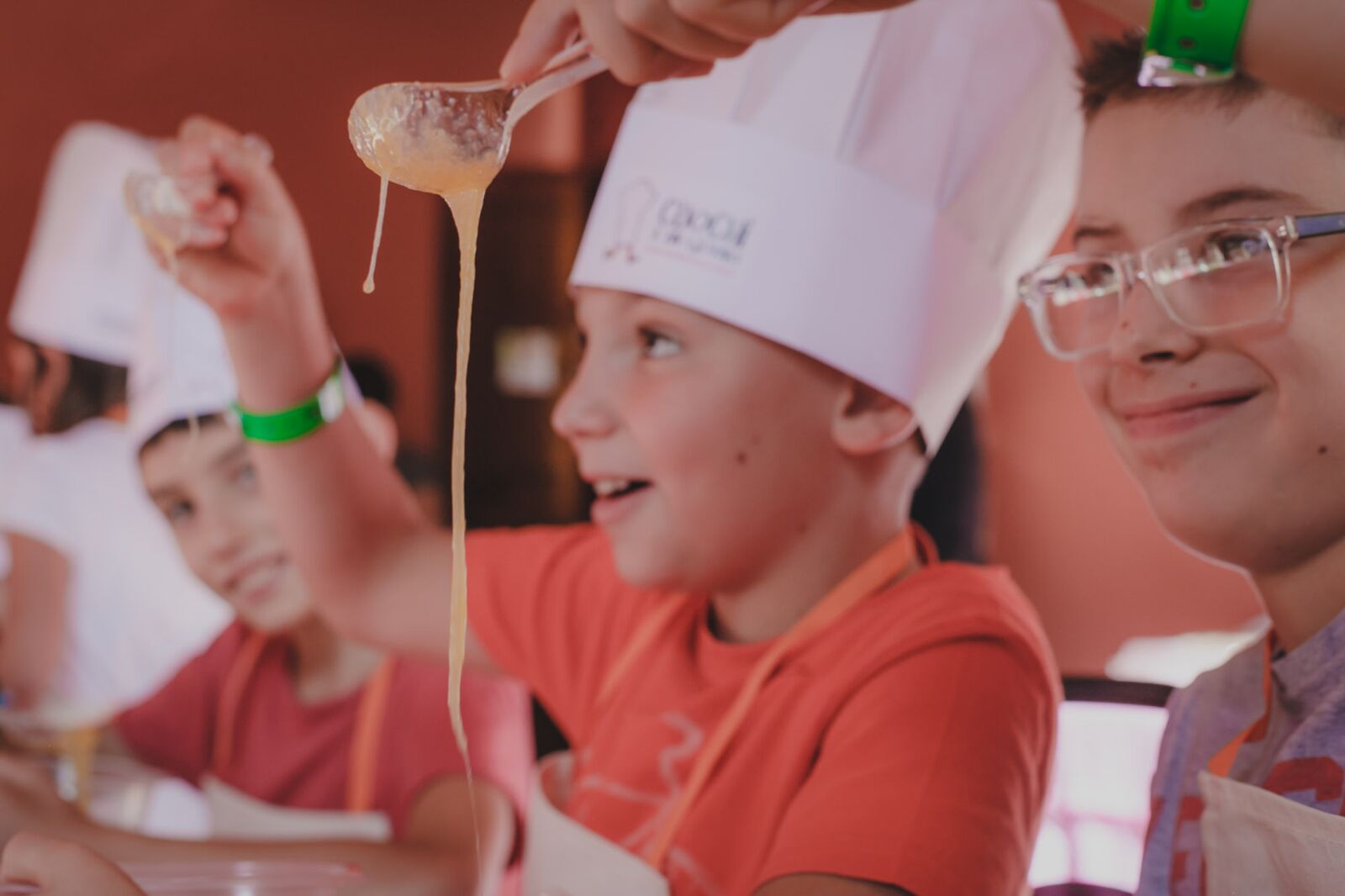 Bambini “Cuochi per un giorno” insieme agli chef stellati Bambini “Cuochi per un giorno” insieme agli chef stellati