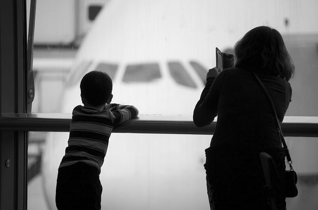 mamma e figlio all'aeroporto