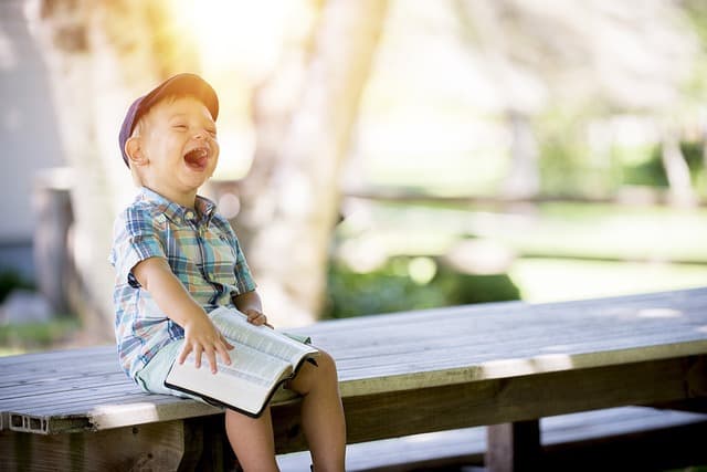 Con i bambini non ci si annoia mai (video divertente)