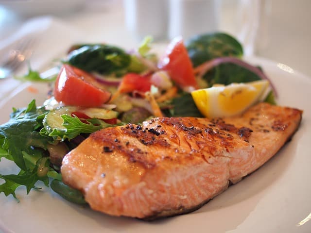 Dieta post-parto: 12 super cibi per le neomamme salmone