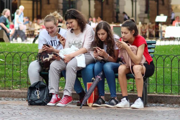 Figli adolescenti e dipendenza da Smartphone: ecco come siamo intervenuti Adolescenti e smartphone