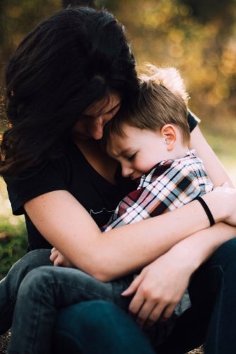 Perché non dovremmo punire i nostri figli quando si comportano male Madre e figlio