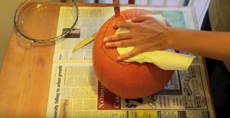 Tagliare il coperchio della zucca
