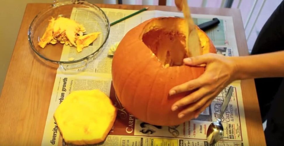 Rimuovere semi e filamenti della zucca