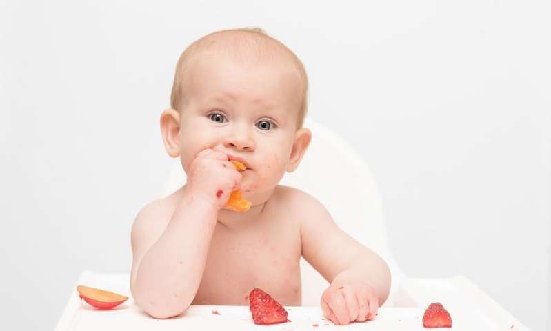 bimbo svezzamento alimenti