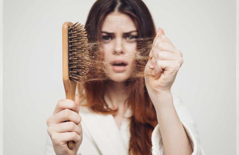 Perdita di capelli dopo il parto: la causa potrebbe essere l'allattamento al seno? Perdita di capelli dopo il parto