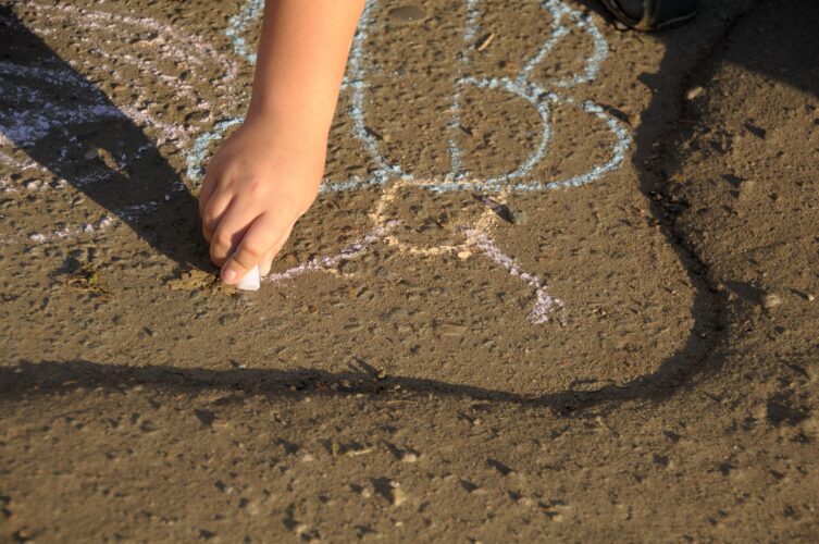 Arriva l'estate: ecco 5 idee divertenti per far giocare i nostri bambini all'aria aperta Disegni con i gessetti