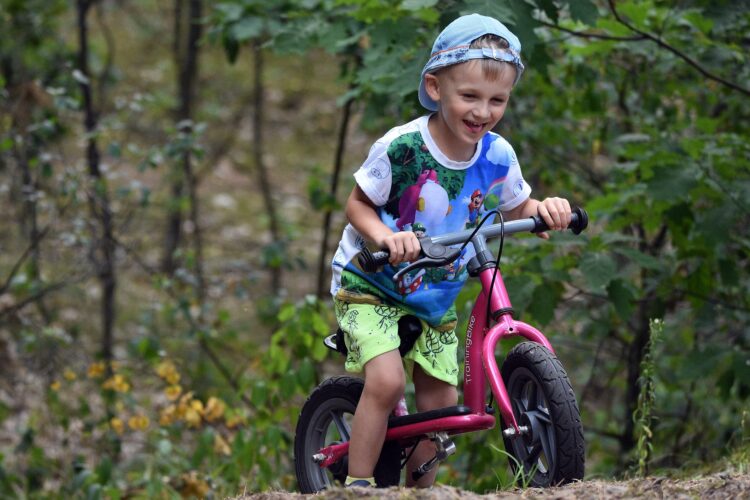 Arriva l'estate: ecco 5 idee divertenti per far giocare i nostri bambini all'aria aperta Bambino in bicicletta
