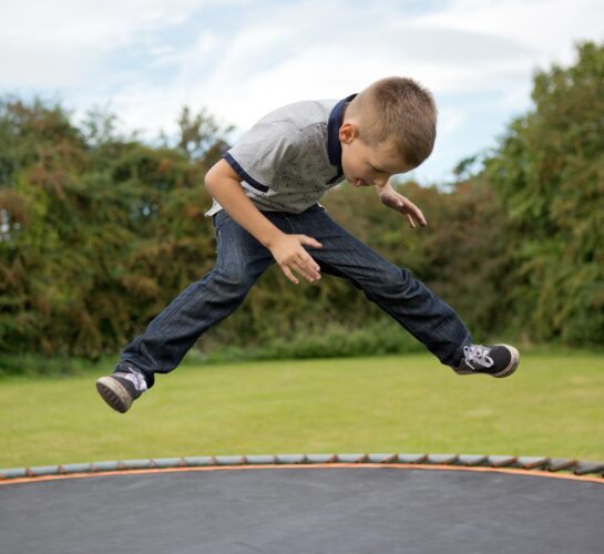Arriva l'estate: ecco 5 idee divertenti per far giocare i nostri bambini all'aria aperta Trampolino elastico