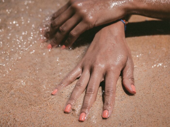 mani abbronzate spiaggia mare vacanze